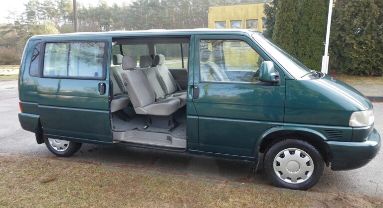 VOLKSWAGEN CARAVELLE - widok z boku